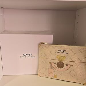 NIB Marc Jacobs Daisy Cosmetic Pouch in Cream and Gold